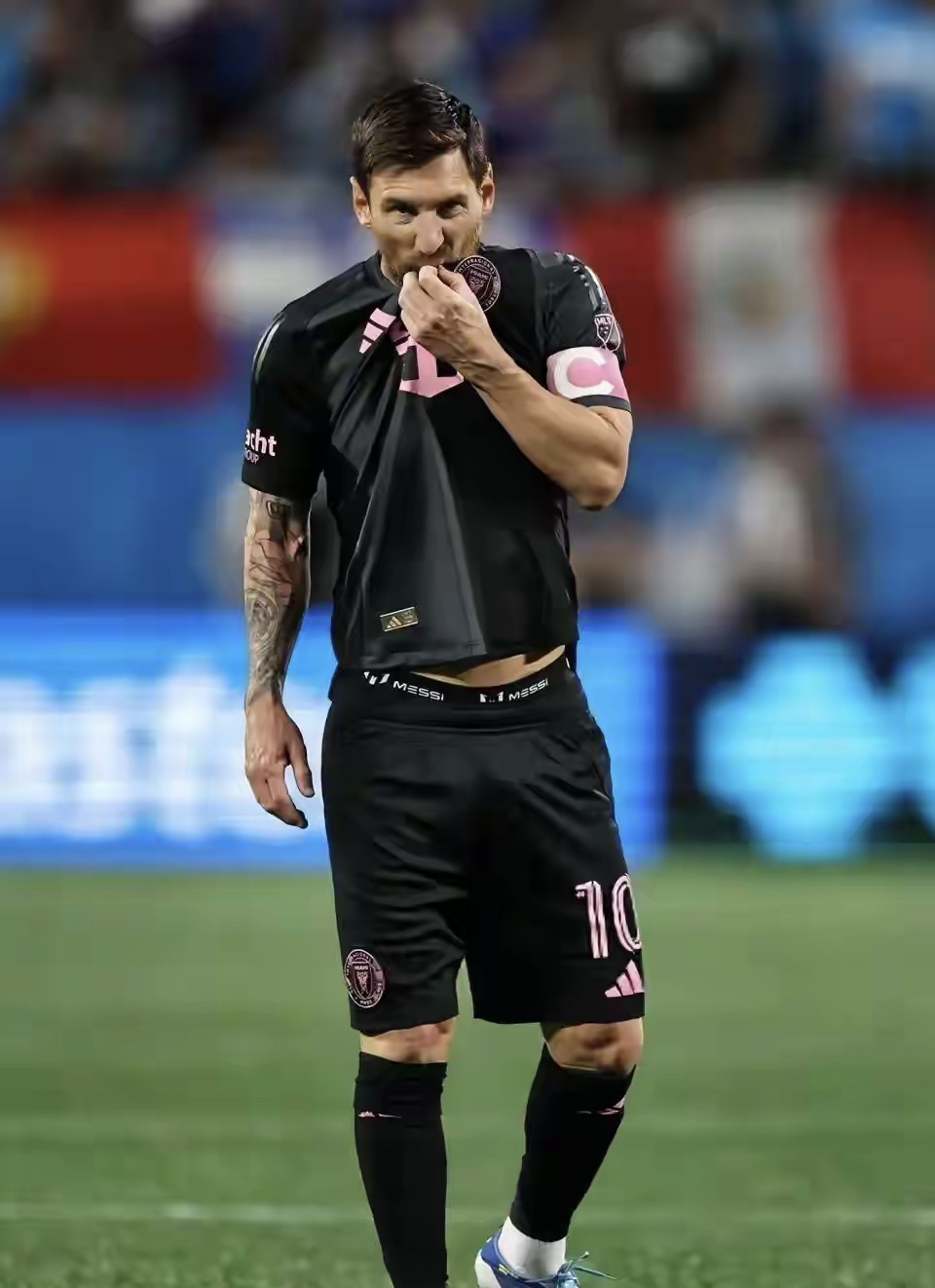 拜仁逆转丹麦，梅西制霸全场