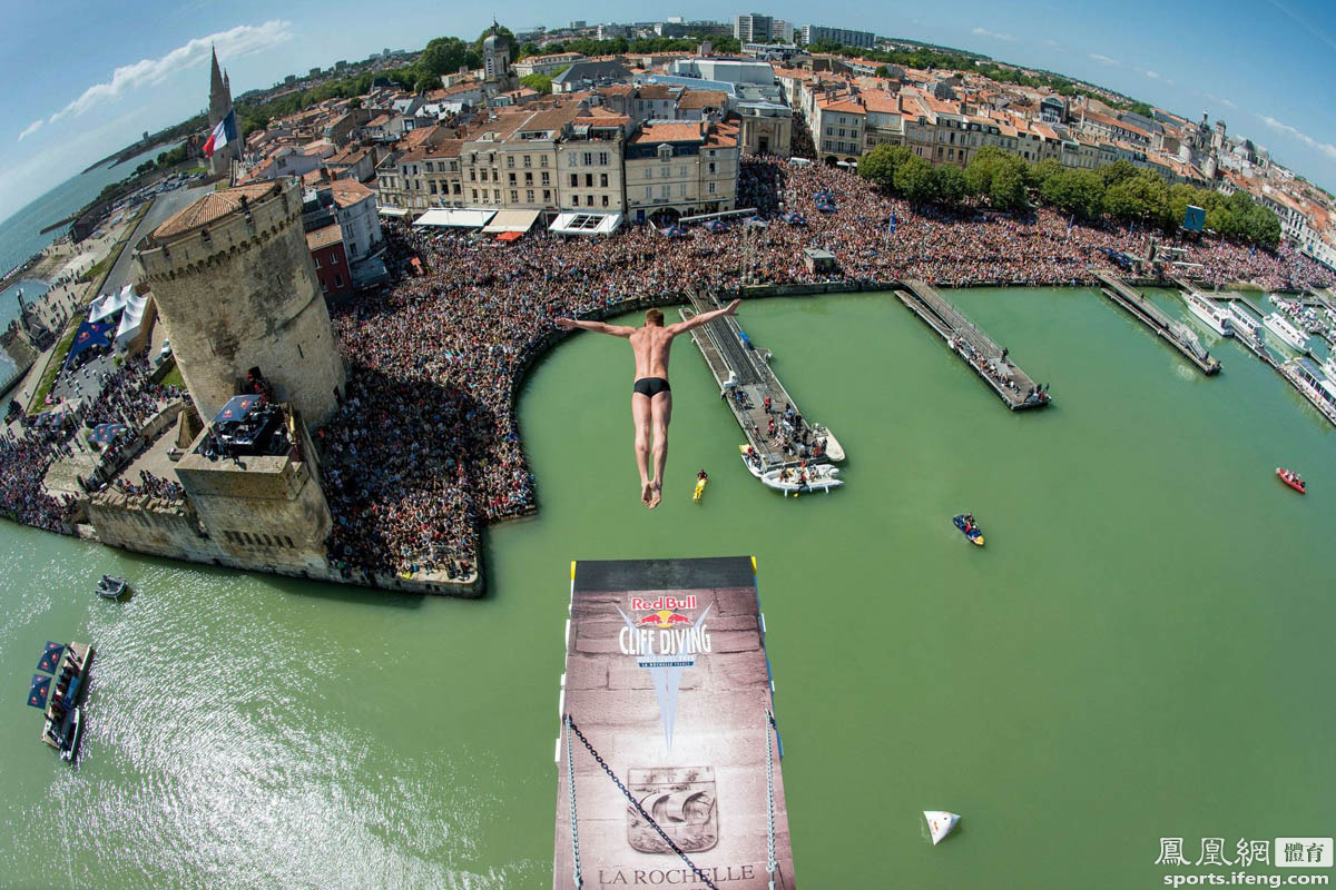 俄罗斯跳水选手惊艳一跃，夺冠成功